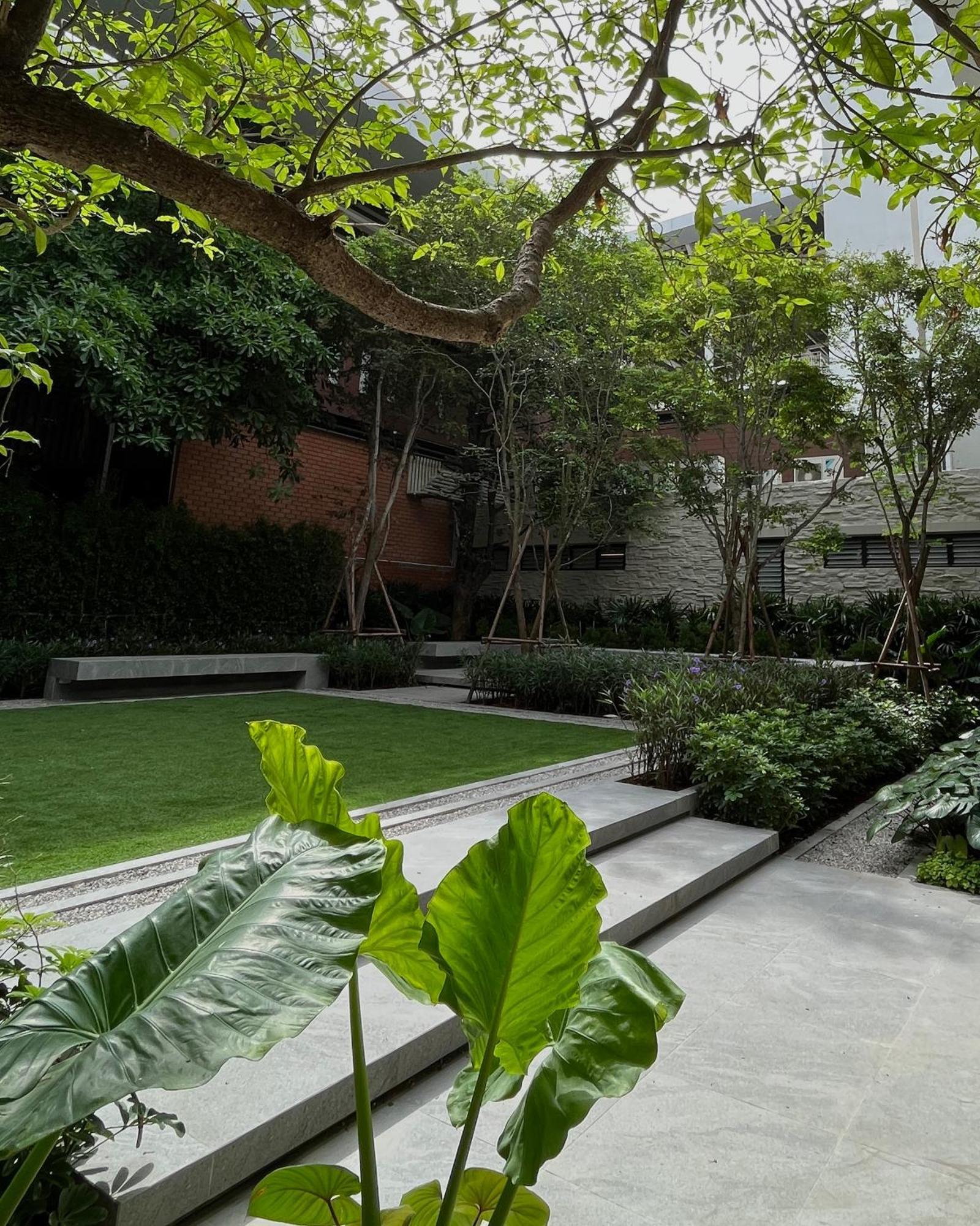 Maison Hotel Бангкок Екстер'єр фото The garden of the museum